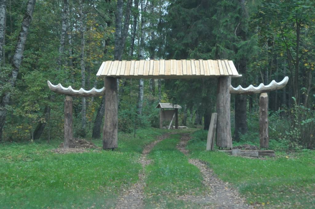 Līdz oktobra beigām jāpabeidz Aktīvās atpūtas un dabas taka Kalētu meža parkā Priedienā, kur aktīvi strādā tēlnies Ģirts Burvis, pieaicinot arī citus māksliniekus un saņemot atbalstu no kalētniekiem. 
Kalētu Vietējās iniciatīvas grupas...
Autors: Ilze Vainovska