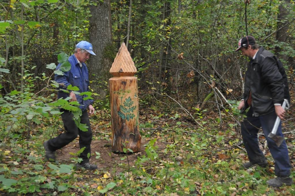 Līdz oktobra beigām jāpabeidz Aktīvās atpūtas un dabas taka Kalētu meža parkā Priedienā, kur aktīvi strādā tēlnies Ģirts Burvis, pieaicinot arī citus māksliniekus un saņemot atbalstu no kalētniekiem. 
Kalētu Vietējās iniciatīvas grupas...
Autors: Ilze Vainovska