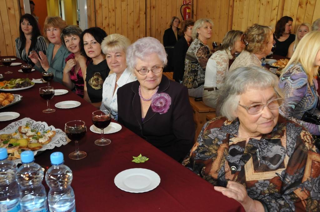 30. septembrī Robežnieku kultūras centrā Grobiņas novada skolotāji svinēja Skolotāju dienu. Par muzikālo noformējumu gādāja grupa "Bet Bet".