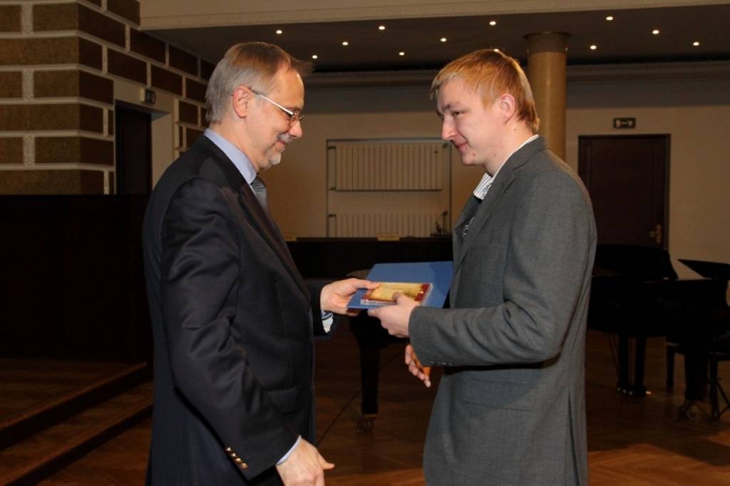 LU rektors Mārcis Auziņš sveic 2011./2012.ak. gada Kristapa Morberga stipendiātu Andreju Ivanovu.
Autors: Toms Grīnbergs, LU Preses centrs.