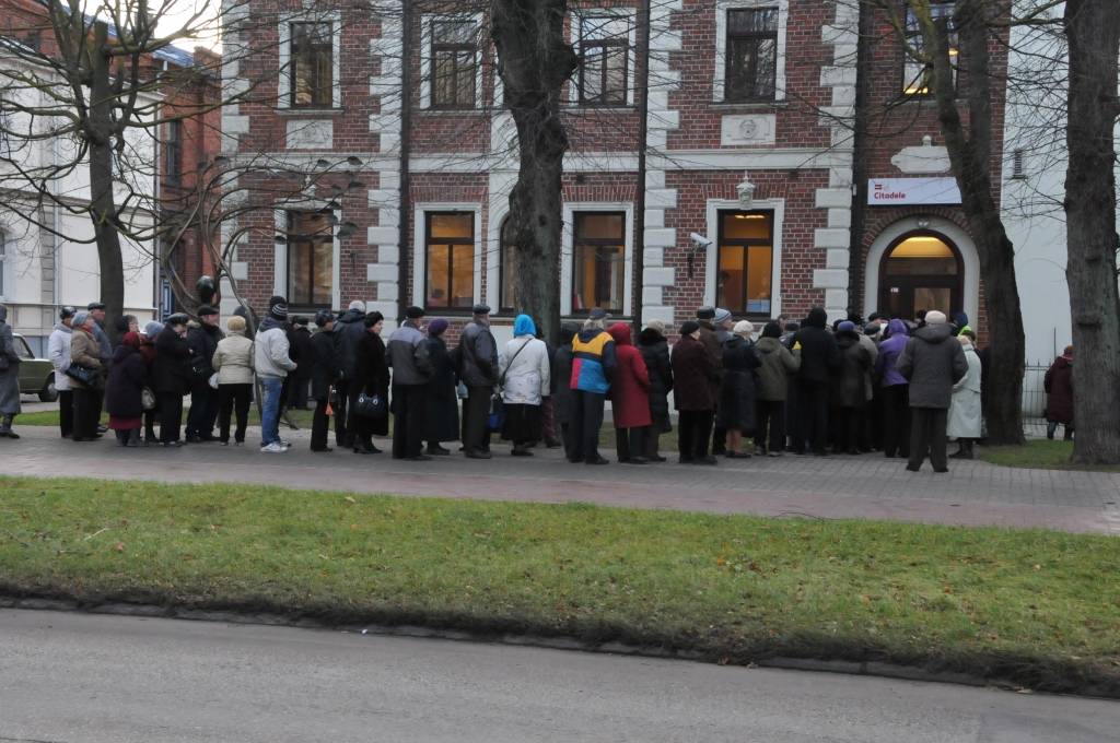 Otrdien banka "Citadele" sāka izmaksāt likvidējamās "Latvijas Krājbankas" klientiem viņu noguldīto naudu. Liepājas filiālē Kurmājas prospektā jau no paša rīta pulcējās liels skaits ļaužu. Notiekošo uzraudzīja policija.
Autors: ReKurZeme, portāls