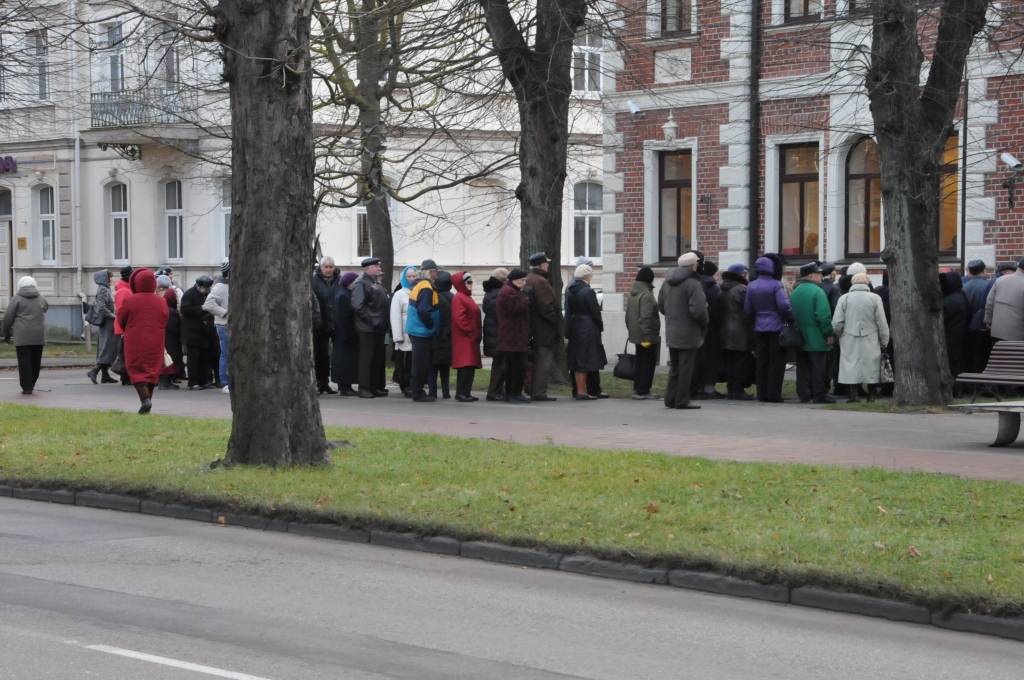 Otrdien banka "Citadele" sāka izmaksāt likvidējamās "Latvijas Krājbankas" klientiem viņu noguldīto naudu. Liepājas filiālē Kurmājas prospektā jau no paša rīta pulcējās liels skaits ļaužu. Notiekošo uzraudzīja policija.
Autors: ReKurZeme, portāls