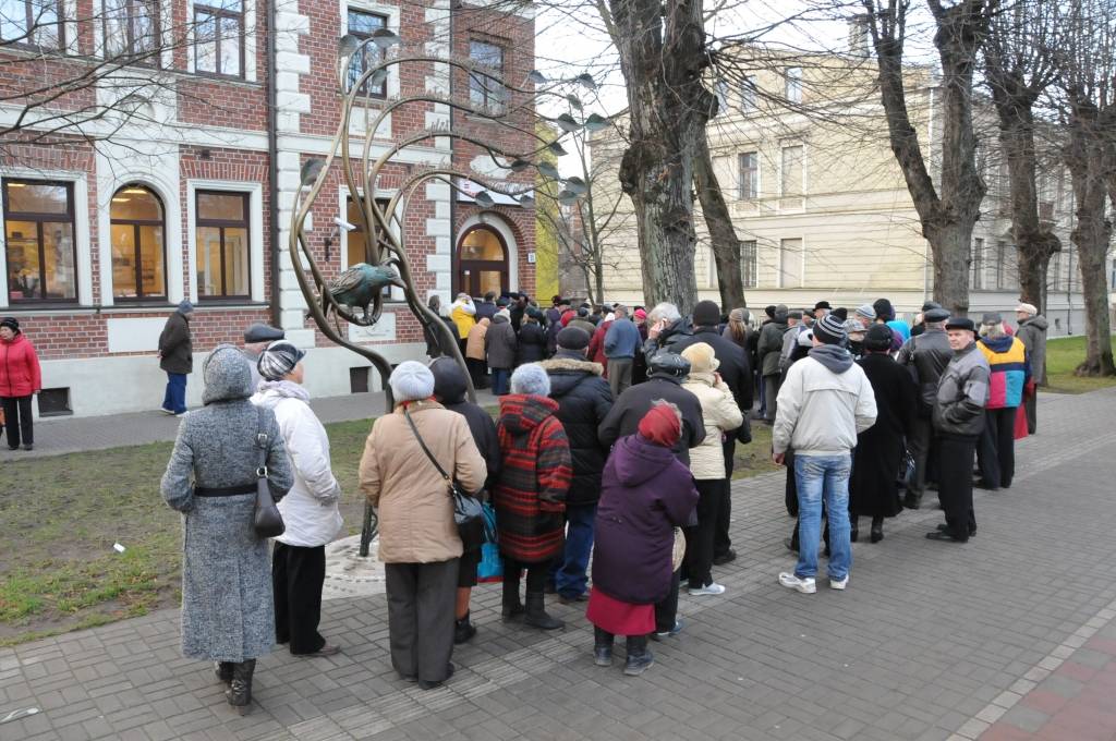 Otrdien banka "Citadele" sāka izmaksāt likvidējamās "Latvijas Krājbankas" klientiem viņu noguldīto naudu. Liepājas filiālē Kurmājas prospektā jau no paša rīta pulcējās liels skaits ļaužu. Notiekošo uzraudzīja policija.
Autors: ReKurZeme, portāls