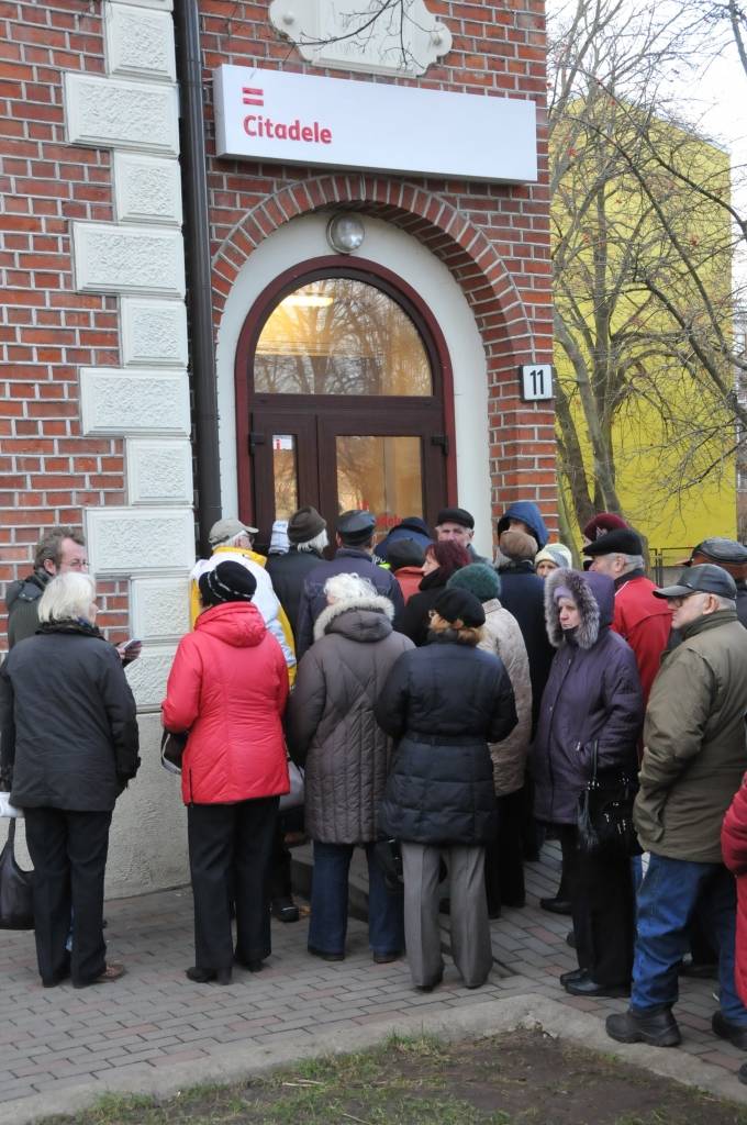 Otrdien banka "Citadele" sāka izmaksāt likvidējamās "Latvijas Krājbankas" klientiem viņu noguldīto naudu. Liepājas filiālē Kurmājas prospektā jau no paša rīta pulcējās liels skaits ļaužu. Notiekošo uzraudzīja policija.
Autors: ReKurZeme, portāls