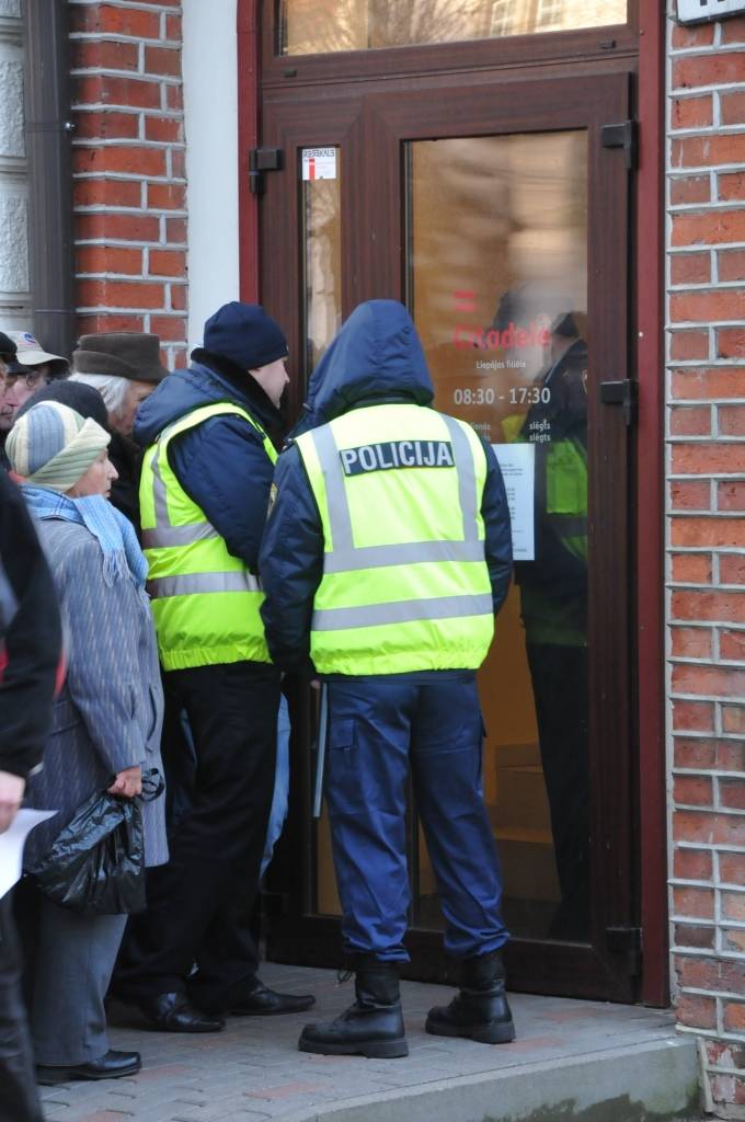 Otrdien banka "Citadele" sāka izmaksāt likvidējamās "Latvijas Krājbankas" klientiem viņu noguldīto naudu. Liepājas filiālē Kurmājas prospektā jau no paša rīta pulcējās liels skaits ļaužu. Notiekošo uzraudzīja policija.
Autors: ReKurZeme, portāls