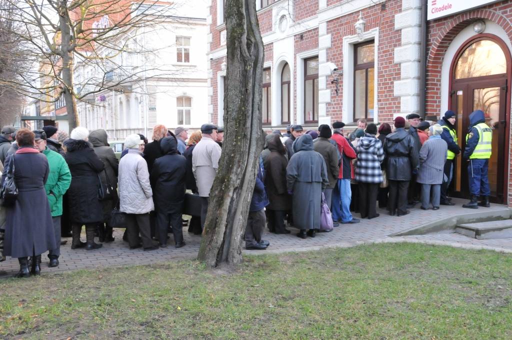 Otrdien banka "Citadele" sāka izmaksāt likvidējamās "Latvijas Krājbankas" klientiem viņu noguldīto naudu. Liepājas filiālē Kurmājas prospektā jau no paša rīta pulcējās liels skaits ļaužu. Notiekošo uzraudzīja policija.
Autors: ReKurZeme, portāls