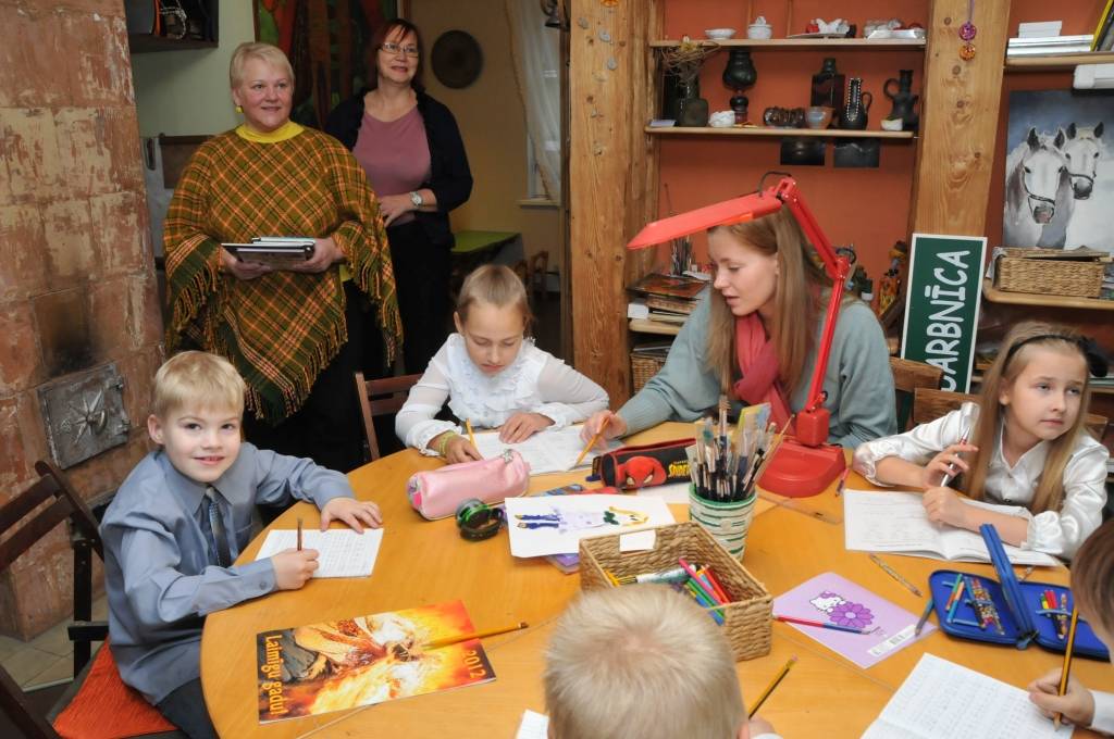Skolēniem Liepājā, L. Paegles ielā 1 radīta vieta, kur mājīgā atmosfērā pavadīt laiku, izpildīt mājasdarbus, apgūt jaunas prasmes un zināšanas, radoši darboties. Gunta Bauģe ar savām palīdzēm gan rīta, gan pēcpusdienas stundās aicina...
Autors: Iluta Dreimane