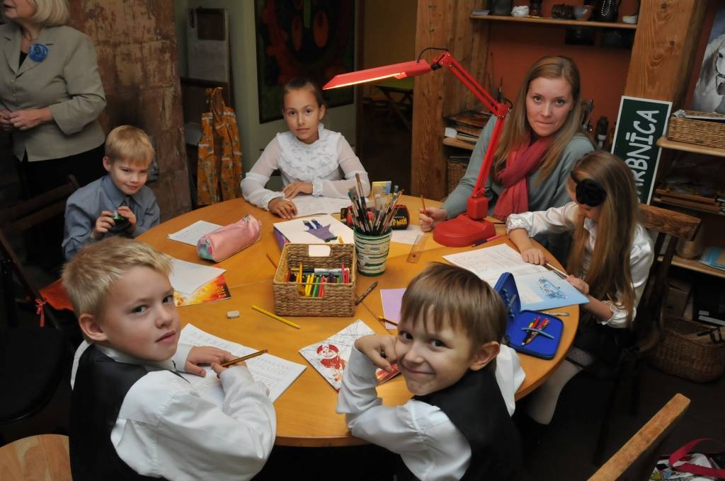 Skolēniem Liepājā, L. Paegles ielā 1 radīta vieta, kur mājīgā atmosfērā pavadīt laiku, izpildīt mājasdarbus, apgūt jaunas prasmes un zināšanas, radoši darboties. Gunta Bauģe ar savām palīdzēm gan rīta, gan pēcpusdienas stundās aicina...
Autors: Iluta Dreimane