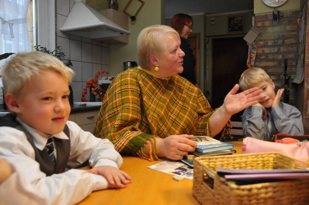 Skolēniem Liepājā, L. Paegles ielā 1 radīta vieta, kur mājīgā atmosfērā pavadīt laiku, izpildīt mājasdarbus, apgūt jaunas prasmes un zināšanas, radoši darboties. Gunta Bauģe ar savām palīdzēm gan rīta, gan pēcpusdienas stundās aicina...
Autors: Iluta Dreimane