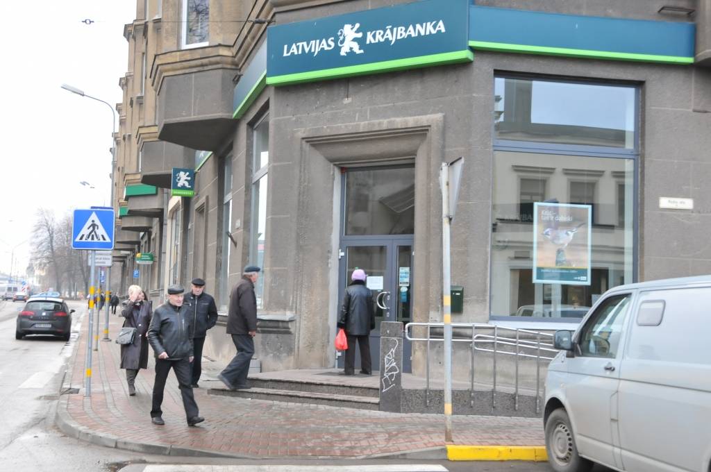 Liepājā otrdienas rītā pie "Latvijas Krājbankas" Liepājas filiāles durvīm pulcējās vairāki cilvēki, cerot saņemt informāciju par iespējām atgūt savu naudu, novēroja portāls. Tomēr nevarētu teikt, ka ļaudis banku "gāztu apkārt". Šobrīd...
Autors: ReKurZeme, portāls