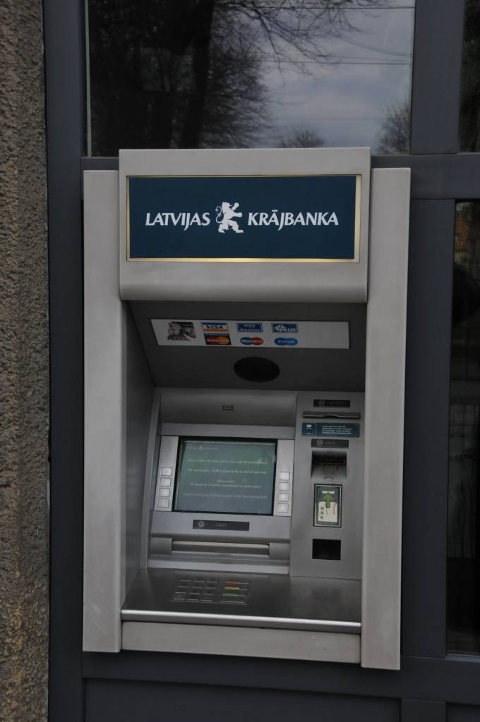 Liepājā otrdienas rītā pie "Latvijas Krājbankas" Liepājas filiāles durvīm pulcējās vairāki cilvēki, cerot saņemt informāciju par iespējām atgūt savu naudu, novēroja portāls. Tomēr nevarētu teikt, ka ļaudis banku "gāztu apkārt". Šobrīd...
Autors: ReKurZeme, portāls