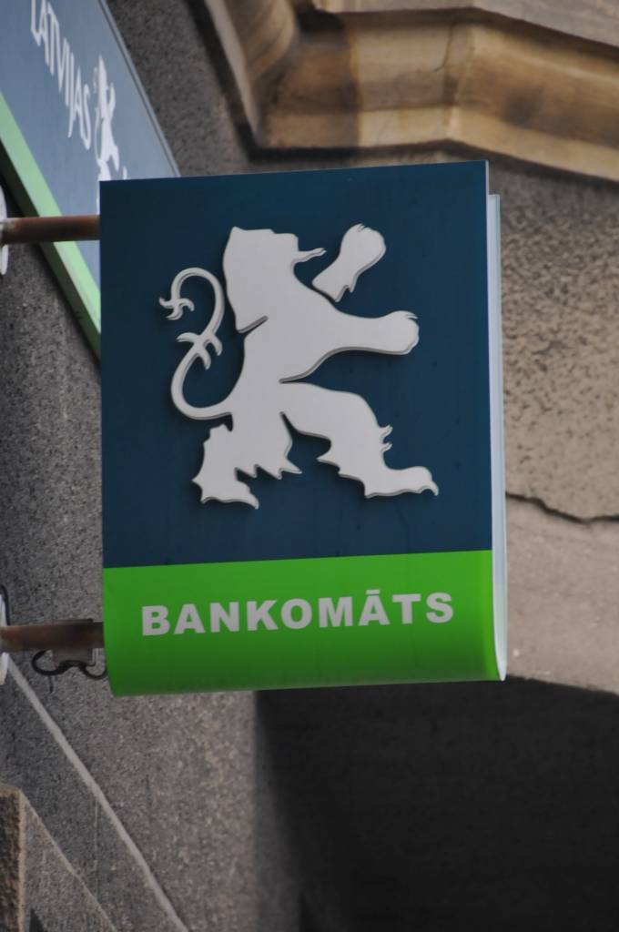Liepājā otrdienas rītā pie "Latvijas Krājbankas" Liepājas filiāles durvīm pulcējās vairāki cilvēki, cerot saņemt informāciju par iespējām atgūt savu naudu, novēroja portāls. Tomēr nevarētu teikt, ka ļaudis banku "gāztu apkārt". Šobrīd...
Autors: ReKurZeme, portāls