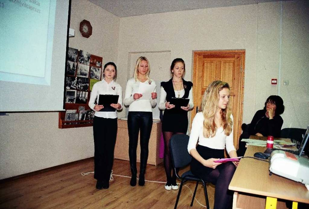 Aizvadītajā nedēļā notika Grobiņas ģimnāzijas Eiropas kluba erudīcijas konkursa "Latvijai-93" klātienes kārta. Dalībniekiem dažādās ģimnāzijas telpās noteiktā secībā un noteiktā laikā bija jāveic daudzveidīgi uzdevumi par dažādām tēmām....
Autors: ReKurZeme, portāls