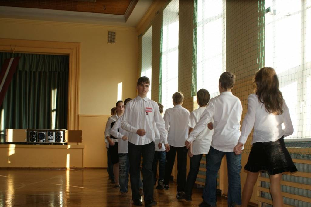 Lāčplēša dienas svinībām skolēni gatavojās arī Rucavā, mācoties defilē programmu.
Autors: ReKurZeme, portāls
