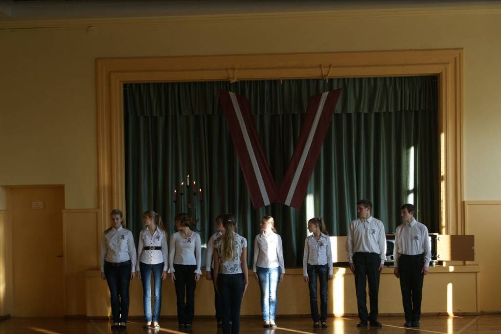 Lāčplēša dienas svinībām skolēni gatavojās arī Rucavā, mācoties defilē programmu.
Autors: ReKurZeme, portāls