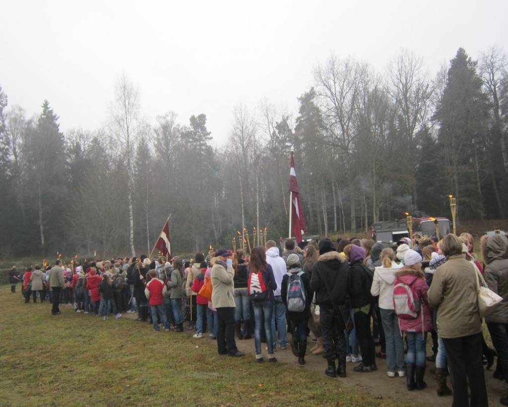 Lāčplēša dienā visas skolas no Priekules novada piedalījās šajā svinīgajā pasākumā. Īpaša uzmanība bija pievērsta Kalētu pamatskolas jaunsargiem, kuri atklāja pasākumu ar ierindas skates elementiem un ziņojumu pasākumu organizētājam. Pēc...
Autors: ReKurZeme, portāls