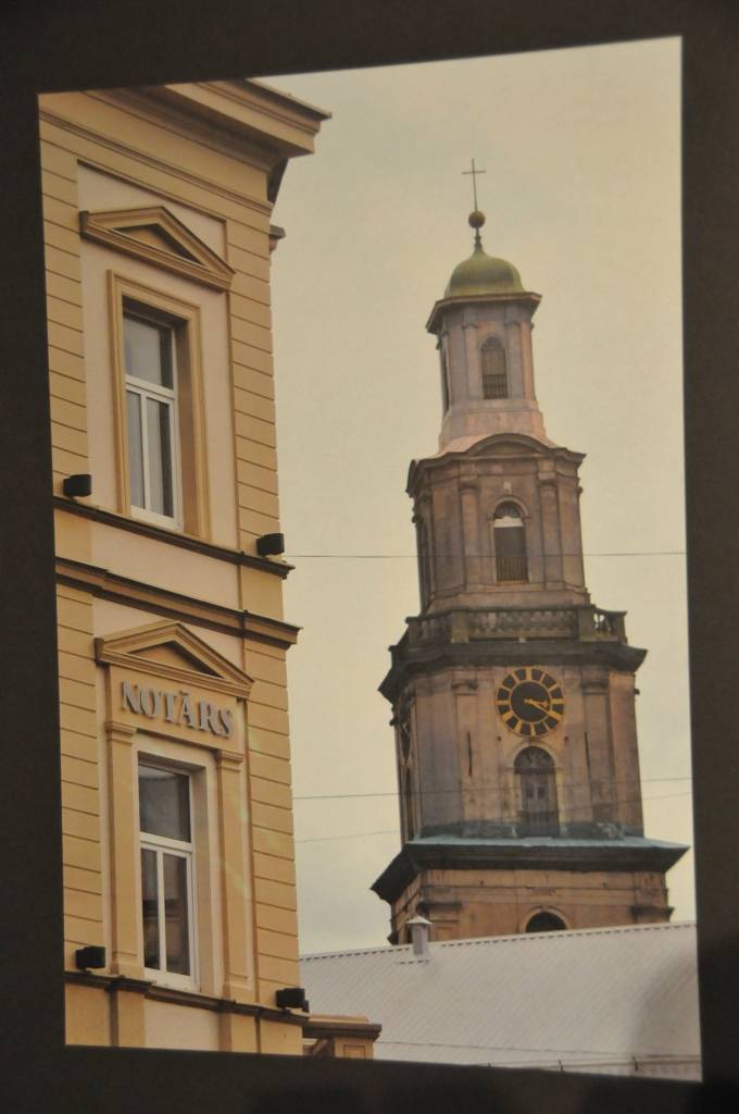 Liepājas Latviešu biedrības nama galerijā skatāma fotostudijas "Fotast" izstāde "Tepat Liepājā".

Izstāde, kā pastāstīja fotostudijas "Fotast" vadītājs Varis Sants, ir kā studijas dalībnieku sava veida atskaites punkts, kuram gatavojoties...
Autors: ReKurZeme, portāls