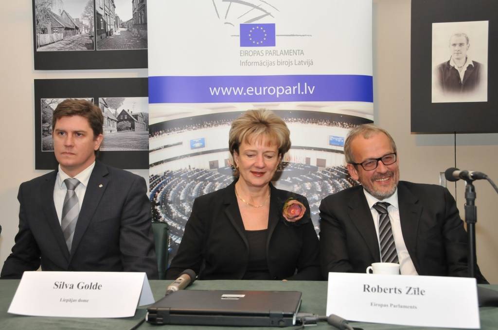 Trešdien, 9. novembrī, Liepājā notika apaļā gada diskusija un forums par finanšu krīzes pārvarēšanas un stabilizācijas perspektīvām, reģionālās attīstības un nodarbinātības jautājumiem. Uz interesenti jautājumiem atbildēja Eiropas...
Autors: ReKurZeme, portāls