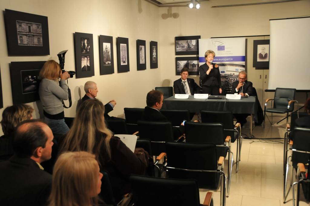 Trešdien, 9. novembrī, Liepājā notika apaļā gada diskusija un forums par finanšu krīzes pārvarēšanas un stabilizācijas perspektīvām, reģionālās attīstības un nodarbinātības jautājumiem. Uz interesenti jautājumiem atbildēja Eiropas...
Autors: ReKurZeme, portāls