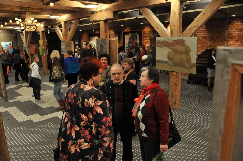 Liepājas laikmetīgās mākslas izstādē "Apturi laiku Liepājā" jeb ALL, ko 3. novembrī atklāja viesnīcas "Promenade Hotel" Hika zālē, ar saviem darbiem piedalās vairāk nekā 50 Liepājas un tās apkārtnes mākslinieki.
Autors: ReKurZeme, portāls