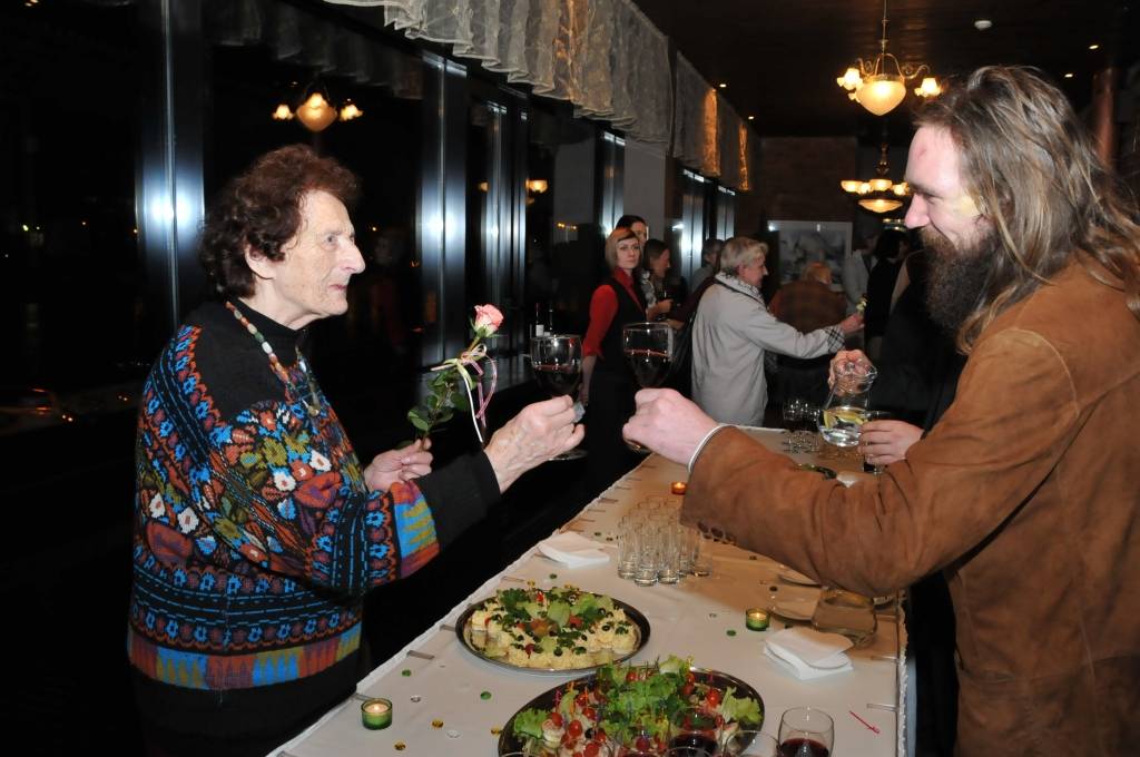 Liepājas laikmetīgās mākslas izstādē "Apturi laiku Liepājā" jeb ALL, ko 3. novembrī atklāja viesnīcas "Promenade Hotel" Hika zālē, ar saviem darbiem piedalās vairāk nekā 50 Liepājas un tās apkārtnes mākslinieki.
Autors: ReKurZeme, portāls