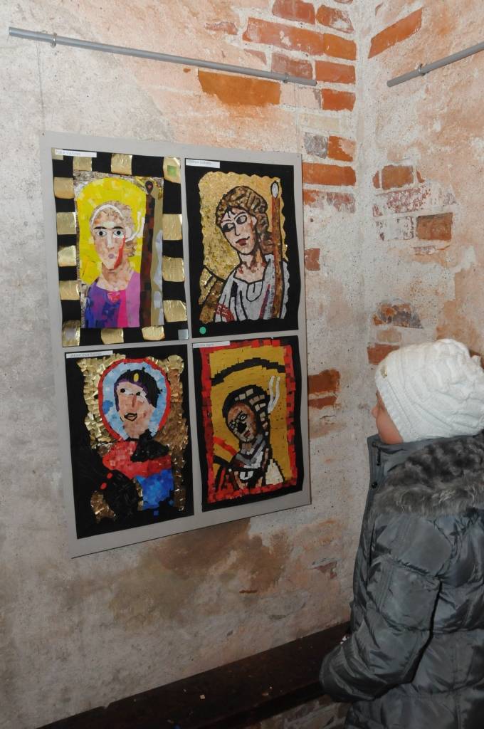 Liepājas Sv. Jāzepa katedrāles torņa telpās līdz 15. janvārim apskatāma Liepājas Bērnu mākslas skolas 3. un 4. klašu audzēkņu darbu Ziemassvētku izstāde "TICĪBĀ".

Studējot mākslas vēstures Bizantijas laika ikonas un gotikas stila...
Autors: ReKurZeme, portāls