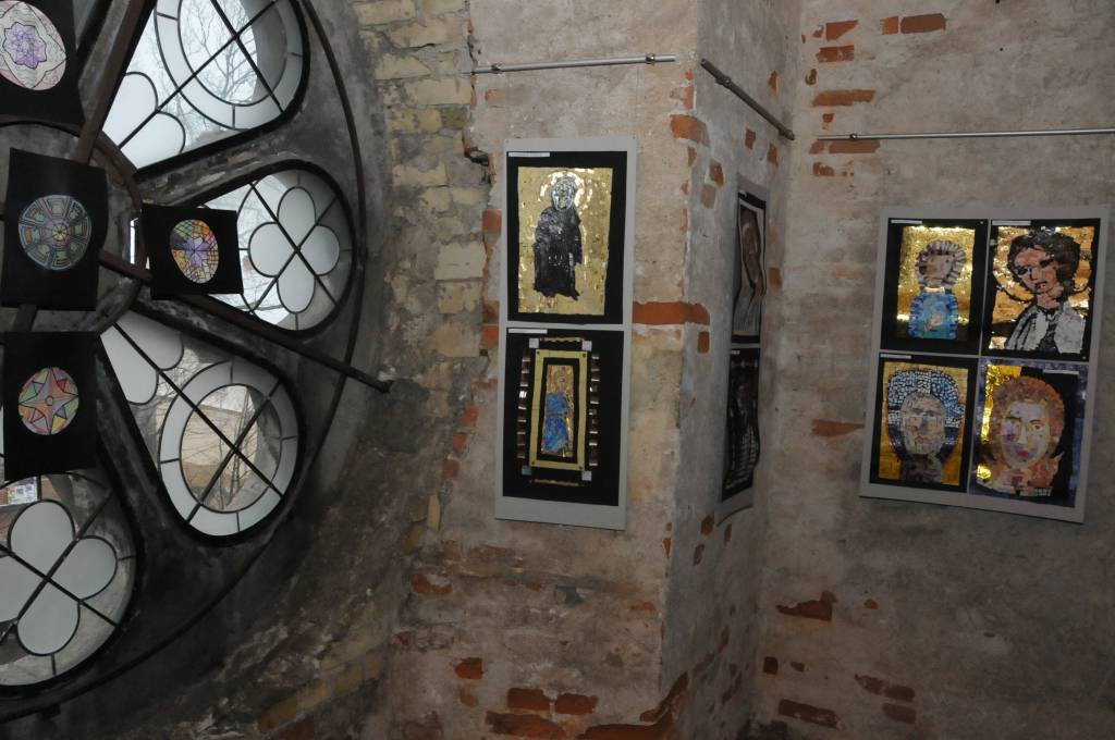 Liepājas Sv. Jāzepa katedrāles torņa telpās līdz 15. janvārim apskatāma Liepājas Bērnu mākslas skolas 3. un 4. klašu audzēkņu darbu Ziemassvētku izstāde "TICĪBĀ".

Studējot mākslas vēstures Bizantijas laika ikonas un gotikas stila...
Autors: ReKurZeme, portāls