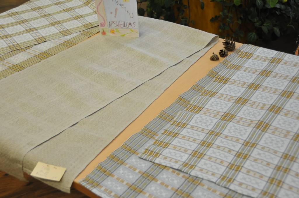 Aizputes audējas no lietišķās mākslas studijas "Kamolītis" izstādījušas savus darbus Kazdangas pagasta bibliotēkas lasītavā. Izstāde būs skatāma līdz gada beigām. 
Autors: ReKurZeme, portāls