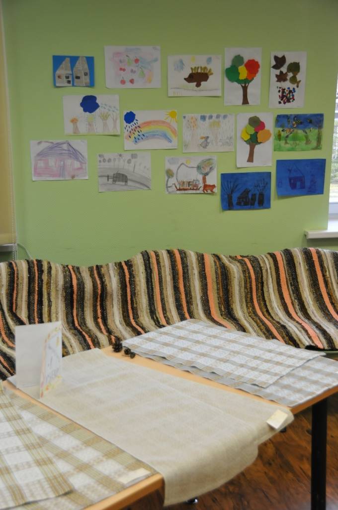 Aizputes audējas no lietišķās mākslas studijas "Kamolītis" izstādījušas savus darbus Kazdangas pagasta bibliotēkas lasītavā. Izstāde būs skatāma līdz gada beigām. 
Autors: ReKurZeme, portāls