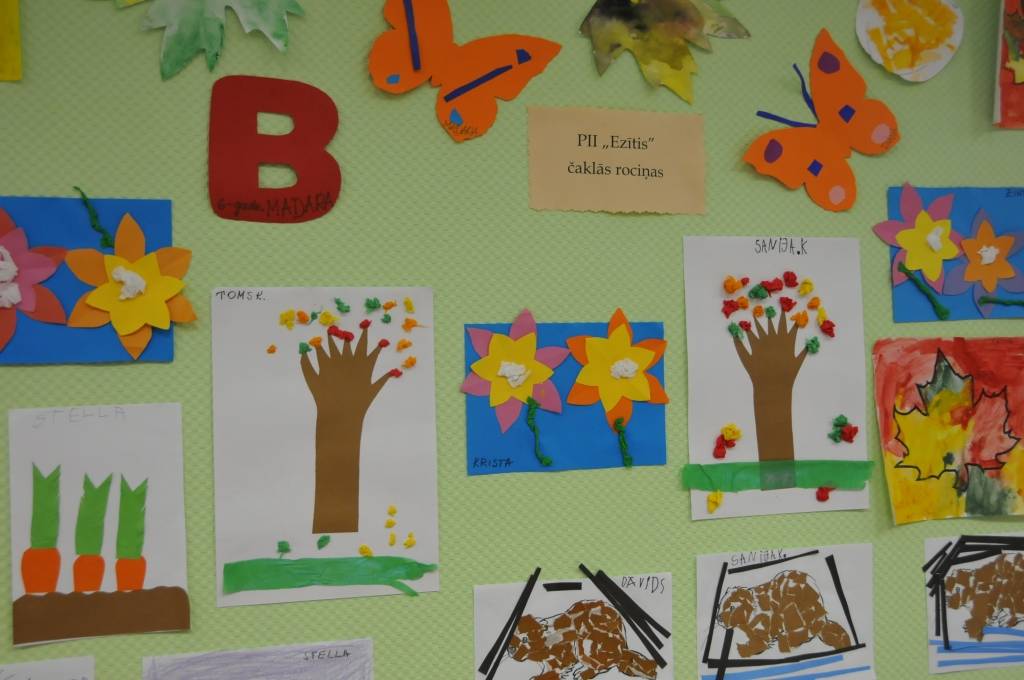 Kazdangas bibliotēkas lasītavā skatāma bērnudārza "Ezītis" audzēkņu radošo darbu izstāde. 
Autors: ReKurZeme, portāls