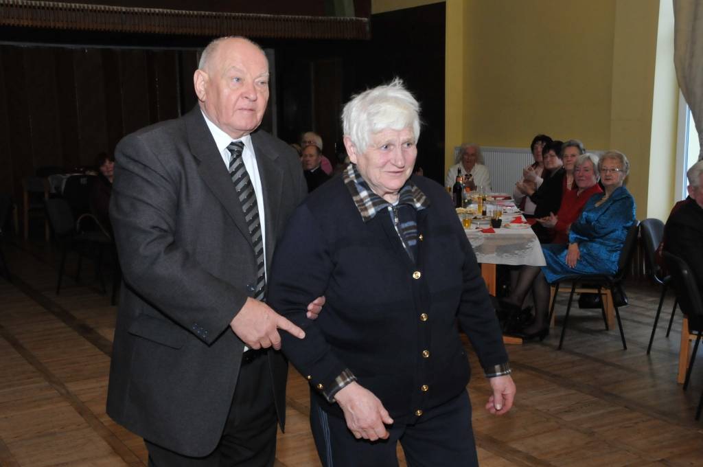 Vairāk nekā 140 Durbes novada pensionāru atsaucās Ziemassvētku ieskaņas pasākumam un pulcējās uz kopīgu balli Lieģu kultūras namā.
Plašāk "Kursas Laika" 12. decembra numurā.
Autors: ReKurZeme, portāls