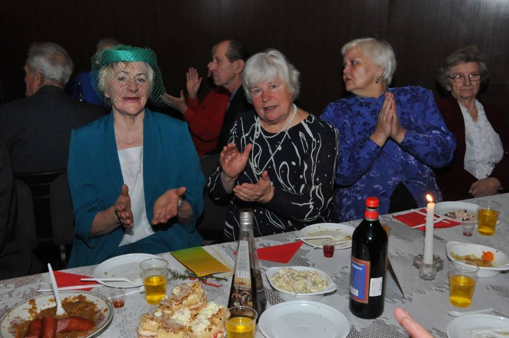 Vairāk nekā 140 Durbes novada pensionāru atsaucās Ziemassvētku ieskaņas pasākumam un pulcējās uz kopīgu balli Lieģu kultūras namā.
Plašāk "Kursas Laika" 12. decembra numurā.
Autors: ReKurZeme, portāls