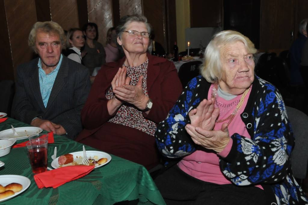 Vairāk nekā 140 Durbes novada pensionāru atsaucās Ziemassvētku ieskaņas pasākumam un pulcējās uz kopīgu balli Lieģu kultūras namā.
Plašāk "Kursas Laika" 12. decembra numurā.
Autors: ReKurZeme, portāls