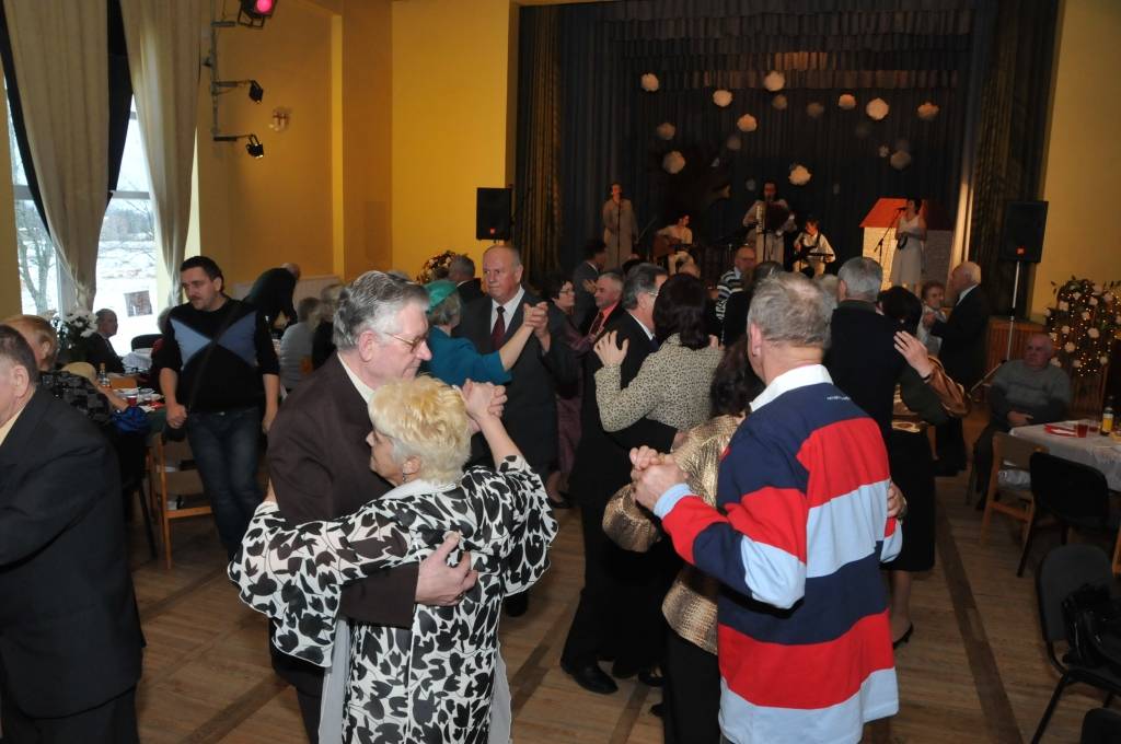 Vairāk nekā 140 Durbes novada pensionāru atsaucās Ziemassvētku ieskaņas pasākumam un pulcējās uz kopīgu balli Lieģu kultūras namā.
Plašāk "Kursas Laika" 12. decembra numurā.
Autors: ReKurZeme, portāls