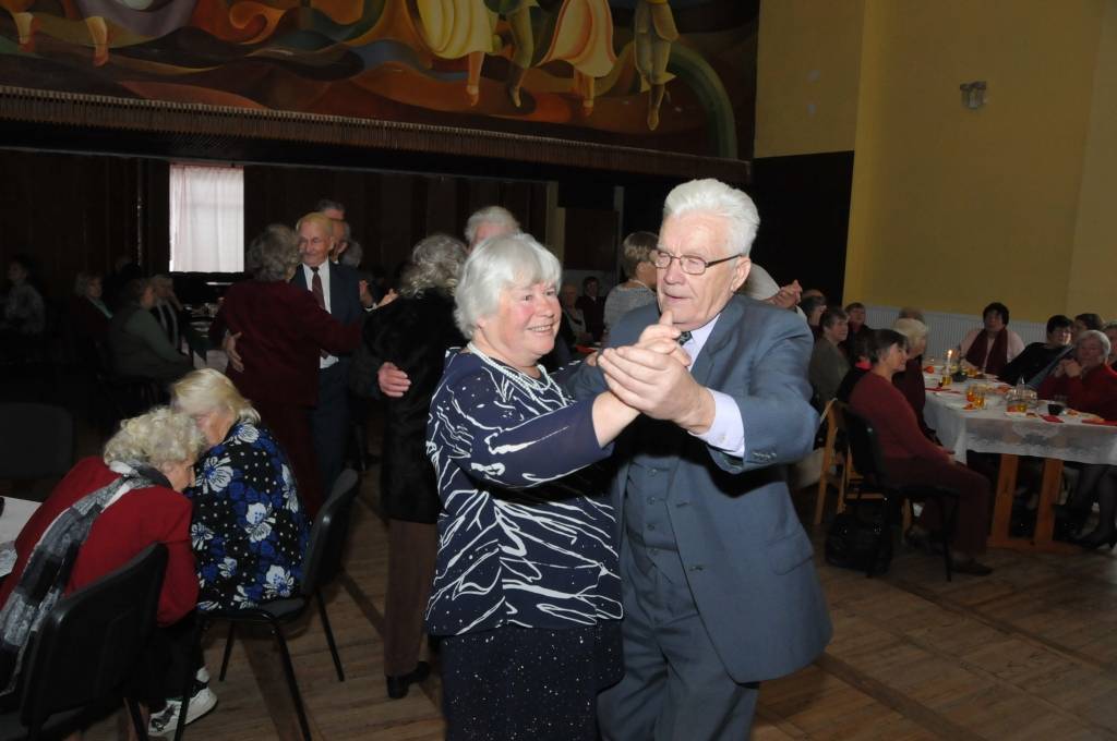 Vairāk nekā 140 Durbes novada pensionāru atsaucās Ziemassvētku ieskaņas pasākumam un pulcējās uz kopīgu balli Lieģu kultūras namā.
Plašāk "Kursas Laika" 12. decembra numurā.
Autors: ReKurZeme, portāls