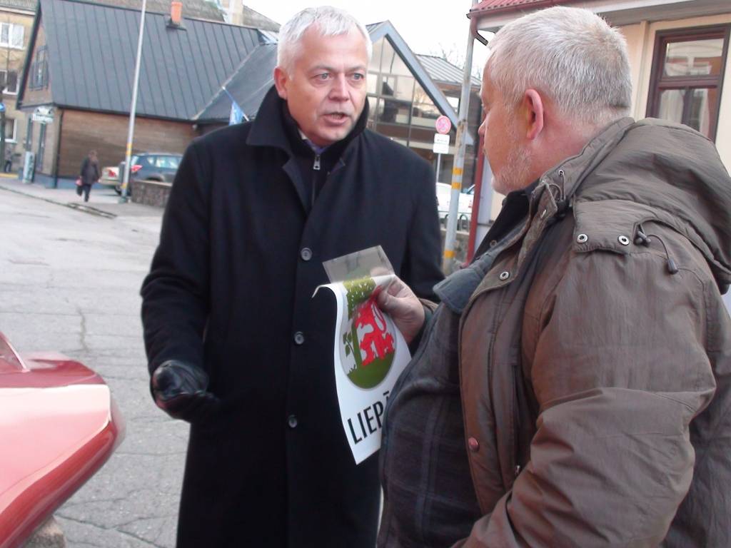 5. decembrī Liepājas mērs Uldis Sesks pie pilsētas domes ar labiem ceļa vārdiem uz starptautisko izstādi-forumu "Expopriority 2011" Maskavā izvadīja liepājnieku Uldi Atmatu un viņa konstruēto ātrumlaivu "Laurita 4".
Autors: ReKurZeme, portāls