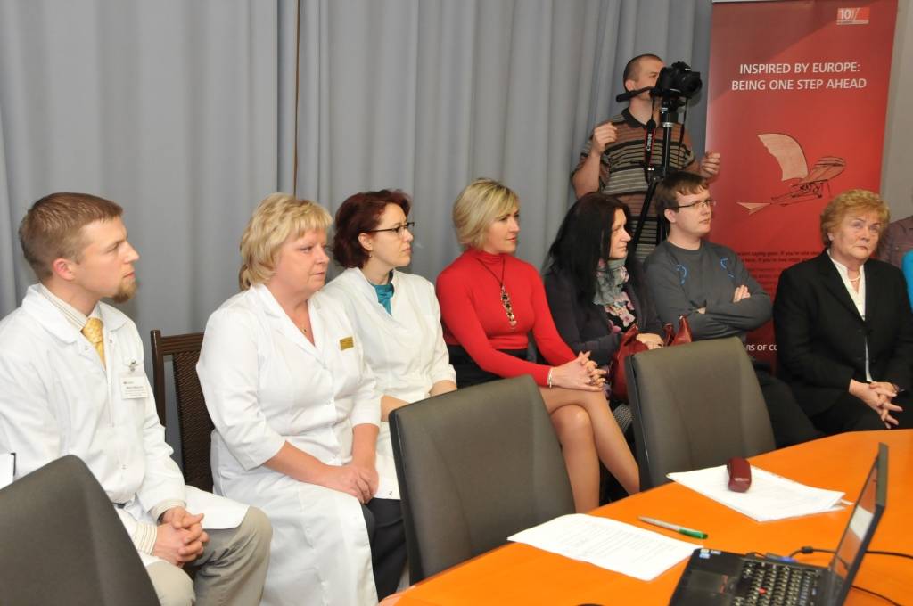Liepājas reģionālajā slimnīcā trešdien atklāja modernu telekonferenču iekārtu, kas jaunā kvalitātē ļaus organizēt slimnīcas un Stradiņa slimnīcas ārstu konsīliju darbu, izmantojot mūsdienīgu un modernu telemedicīnas aparatūru. 

Iekārta ir...
Autors: ReKurZeme, portāls
