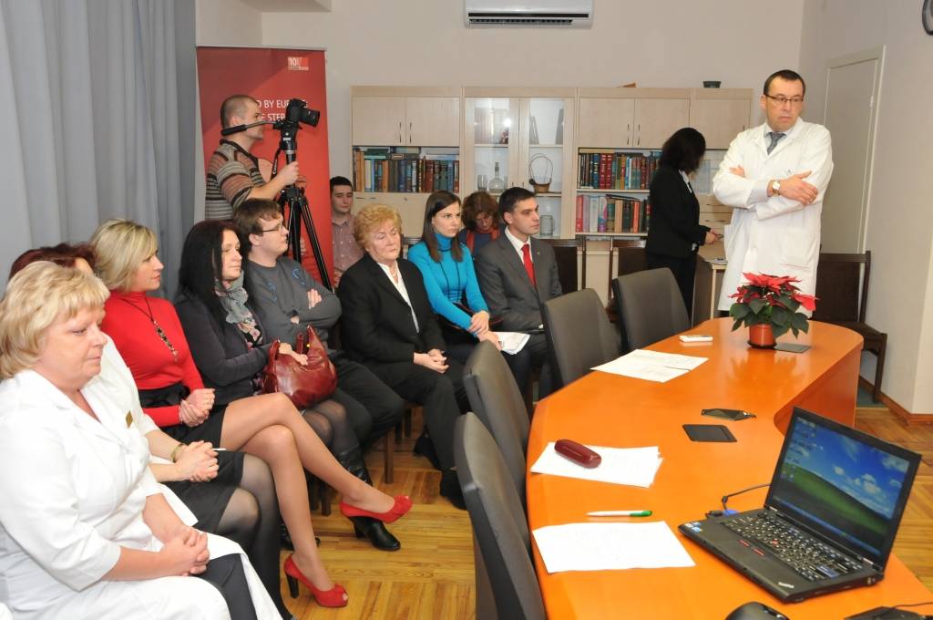 Liepājas reģionālajā slimnīcā trešdien atklāja modernu telekonferenču iekārtu, kas jaunā kvalitātē ļaus organizēt slimnīcas un Stradiņa slimnīcas ārstu konsīliju darbu, izmantojot mūsdienīgu un modernu telemedicīnas aparatūru. 

Iekārta ir...
Autors: ReKurZeme, portāls