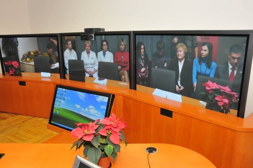 Liepājas reģionālajā slimnīcā trešdien atklāja modernu telekonferenču iekārtu, kas jaunā kvalitātē ļaus organizēt slimnīcas un Stradiņa slimnīcas ārstu konsīliju darbu, izmantojot mūsdienīgu un modernu telemedicīnas aparatūru. 

Iekārta ir...
Autors: ReKurZeme, portāls