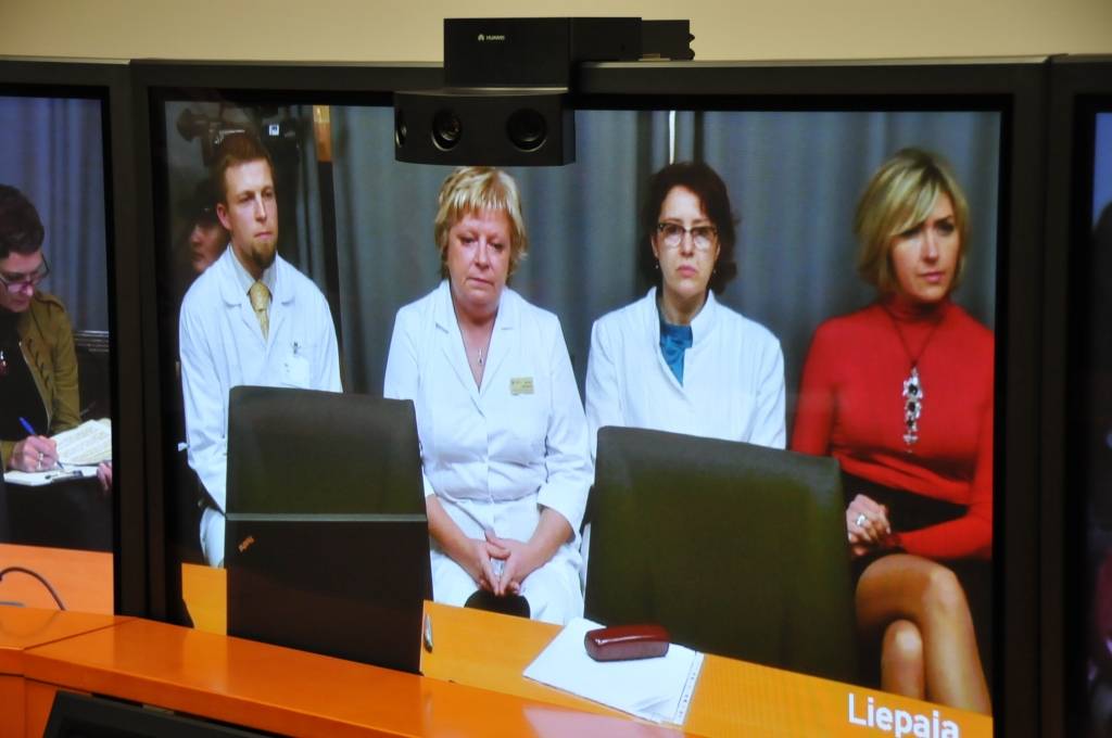 Liepājas reģionālajā slimnīcā trešdien atklāja modernu telekonferenču iekārtu, kas jaunā kvalitātē ļaus organizēt slimnīcas un Stradiņa slimnīcas ārstu konsīliju darbu, izmantojot mūsdienīgu un modernu telemedicīnas aparatūru. 

Iekārta ir...
Autors: ReKurZeme, portāls