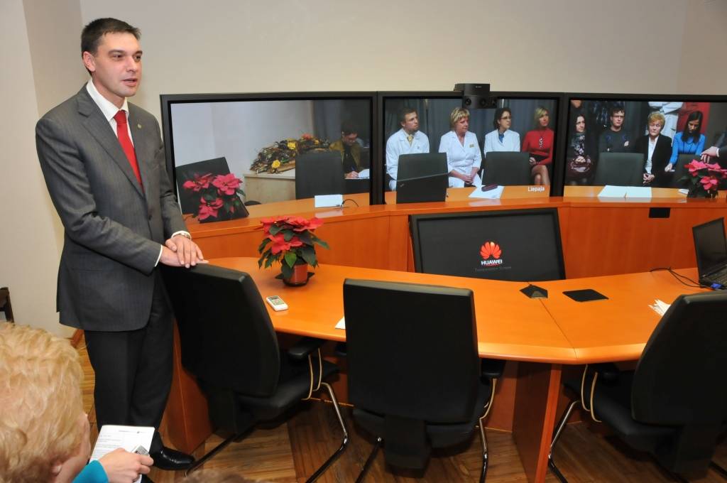 Liepājas reģionālajā slimnīcā trešdien atklāja modernu telekonferenču iekārtu, kas jaunā kvalitātē ļaus organizēt slimnīcas un Stradiņa slimnīcas ārstu konsīliju darbu, izmantojot mūsdienīgu un modernu telemedicīnas aparatūru. 

Iekārta ir...
Autors: ReKurZeme, portāls