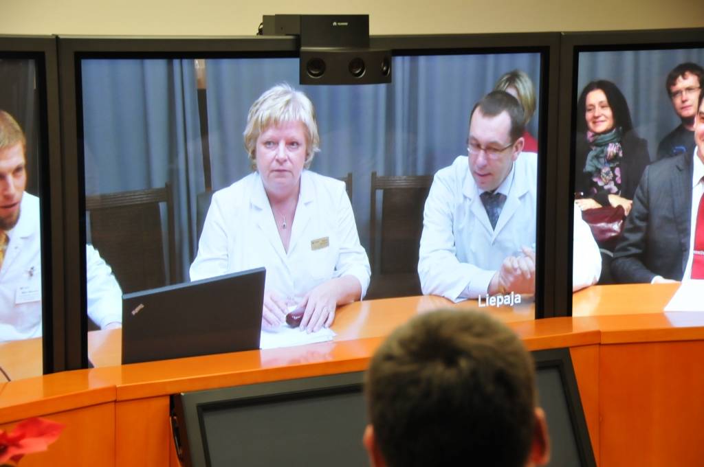 Liepājas reģionālajā slimnīcā trešdien atklāja modernu telekonferenču iekārtu, kas jaunā kvalitātē ļaus organizēt slimnīcas un Stradiņa slimnīcas ārstu konsīliju darbu, izmantojot mūsdienīgu un modernu telemedicīnas aparatūru. 

Iekārta ir...
Autors: ReKurZeme, portāls