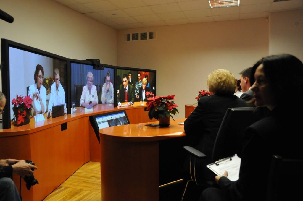 Liepājas reģionālajā slimnīcā trešdien atklāja modernu telekonferenču iekārtu, kas jaunā kvalitātē ļaus organizēt slimnīcas un Stradiņa slimnīcas ārstu konsīliju darbu, izmantojot mūsdienīgu un modernu telemedicīnas aparatūru. 

Iekārta ir...
Autors: ReKurZeme, portāls