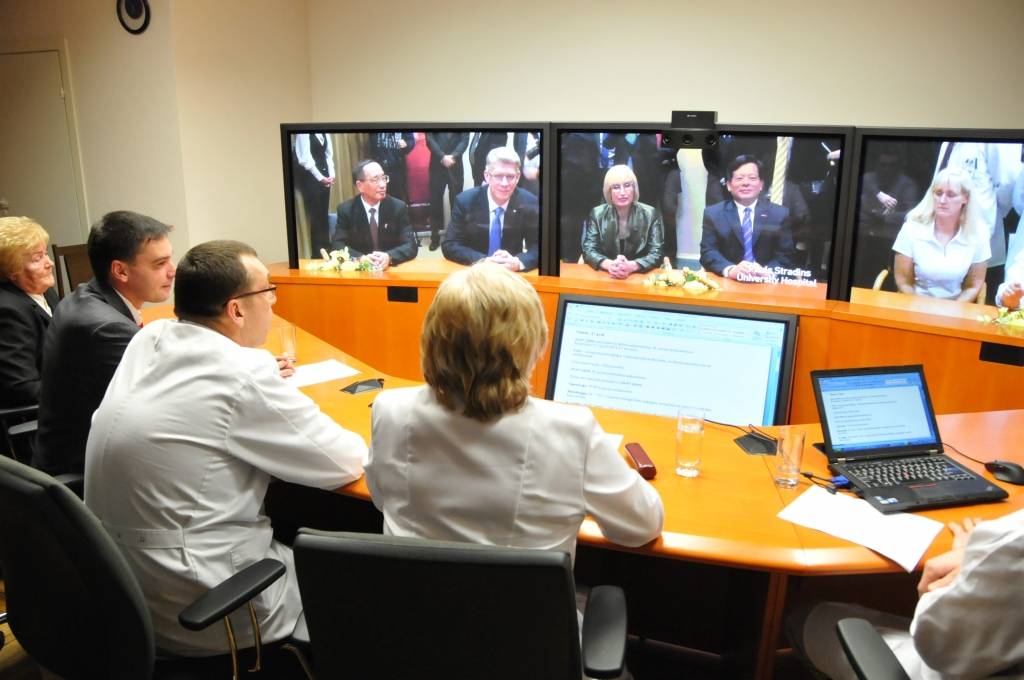 Liepājas reģionālajā slimnīcā trešdien atklāja modernu telekonferenču iekārtu, kas jaunā kvalitātē ļaus organizēt slimnīcas un Stradiņa slimnīcas ārstu konsīliju darbu, izmantojot mūsdienīgu un modernu telemedicīnas aparatūru. 

Iekārta ir...
Autors: ReKurZeme, portāls