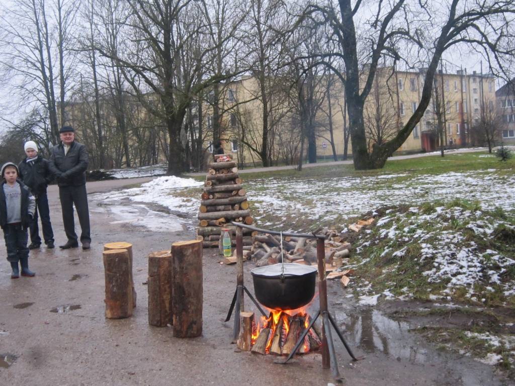 Piektdien Kalētu pamatskolas parkā notika Barikāžu laika atceres pasākums.

Autors: ReKurZeme, portāls