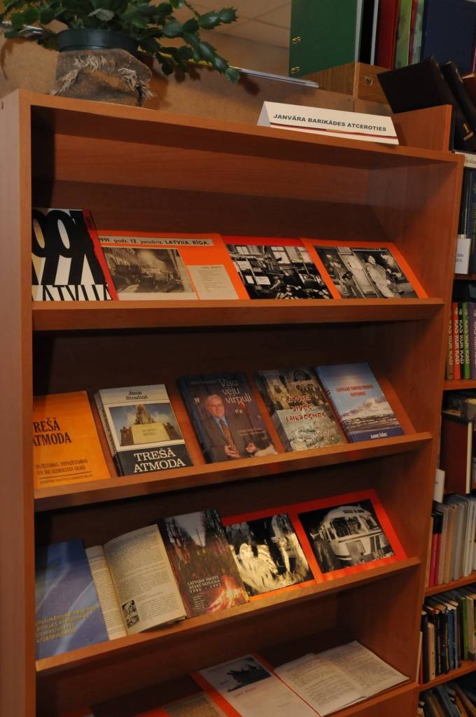 Katru mēnesi bibliotēkā mainās tematiskās literatūras izstādes, stāsta Grobiņas pilsētas bibliotekāre Valda Cepurīte. Šomēnes izstāde veltīta 1991. gada barikāžu notikumiem.
"Izlikām grāmatas, kurās pieminēti Barikāžu notikumi un cilvēki,...
Autors: ReKurZeme, portāls