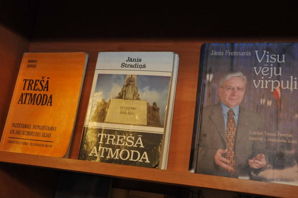 Katru mēnesi bibliotēkā mainās tematiskās literatūras izstādes, stāsta Grobiņas pilsētas bibliotekāre Valda Cepurīte. Šomēnes izstāde veltīta 1991. gada barikāžu notikumiem.
"Izlikām grāmatas, kurās pieminēti Barikāžu notikumi un cilvēki,...
Autors: ReKurZeme, portāls