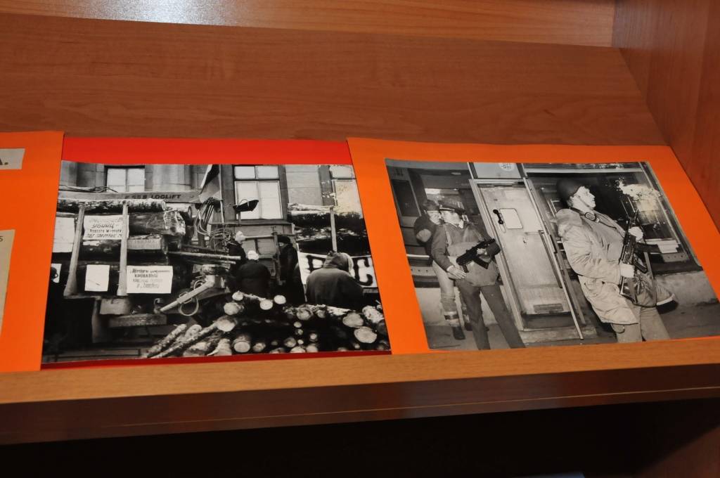 Katru mēnesi bibliotēkā mainās tematiskās literatūras izstādes, stāsta Grobiņas pilsētas bibliotekāre Valda Cepurīte. Šomēnes izstāde veltīta 1991. gada barikāžu notikumiem.
"Izlikām grāmatas, kurās pieminēti Barikāžu notikumi un cilvēki,...
Autors: ReKurZeme, portāls
