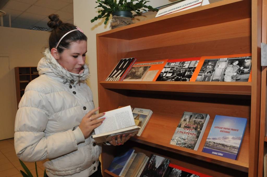 Katru mēnesi bibliotēkā mainās tematiskās literatūras izstādes, stāsta Grobiņas pilsētas bibliotekāre Valda Cepurīte. Šomēnes izstāde veltīta 1991. gada barikāžu notikumiem.
"Izlikām grāmatas, kurās pieminēti Barikāžu notikumi un cilvēki,...
Autors: ReKurZeme, portāls