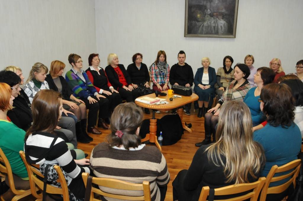 13. janvārī ar ASV vēstniecības atbalstu Liepājas Universitātē viesojās amerikāņu aktrise un dramaturģe Leslija Ora ar izrādi "Roku rokā".

Leslija Ora ir vājredzīga, un viņas izrāde palīdz izprast to, ka pasauli uztver cilvēki ar īpašām...
Autors: ReKurZeme, portāls
